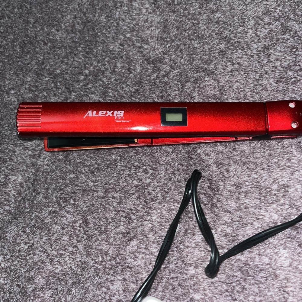 Alexis Pro by Marianna 1" Ceramic Flat Iron Hair Straightener Red EUC 03436